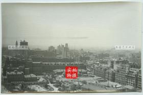 1970年代上海外滩北侧城市建筑（百老汇大厦顶部?）向南俯瞰全貌老照片，可见标语“全世界无产者联合起来”17.3X11.2厘米