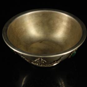 收老清代宫廷御用纯铜纯手工打造镶嵌宝石鎏银碗
品相完好     做工精细
重208克   直径14厘米  高5厘米