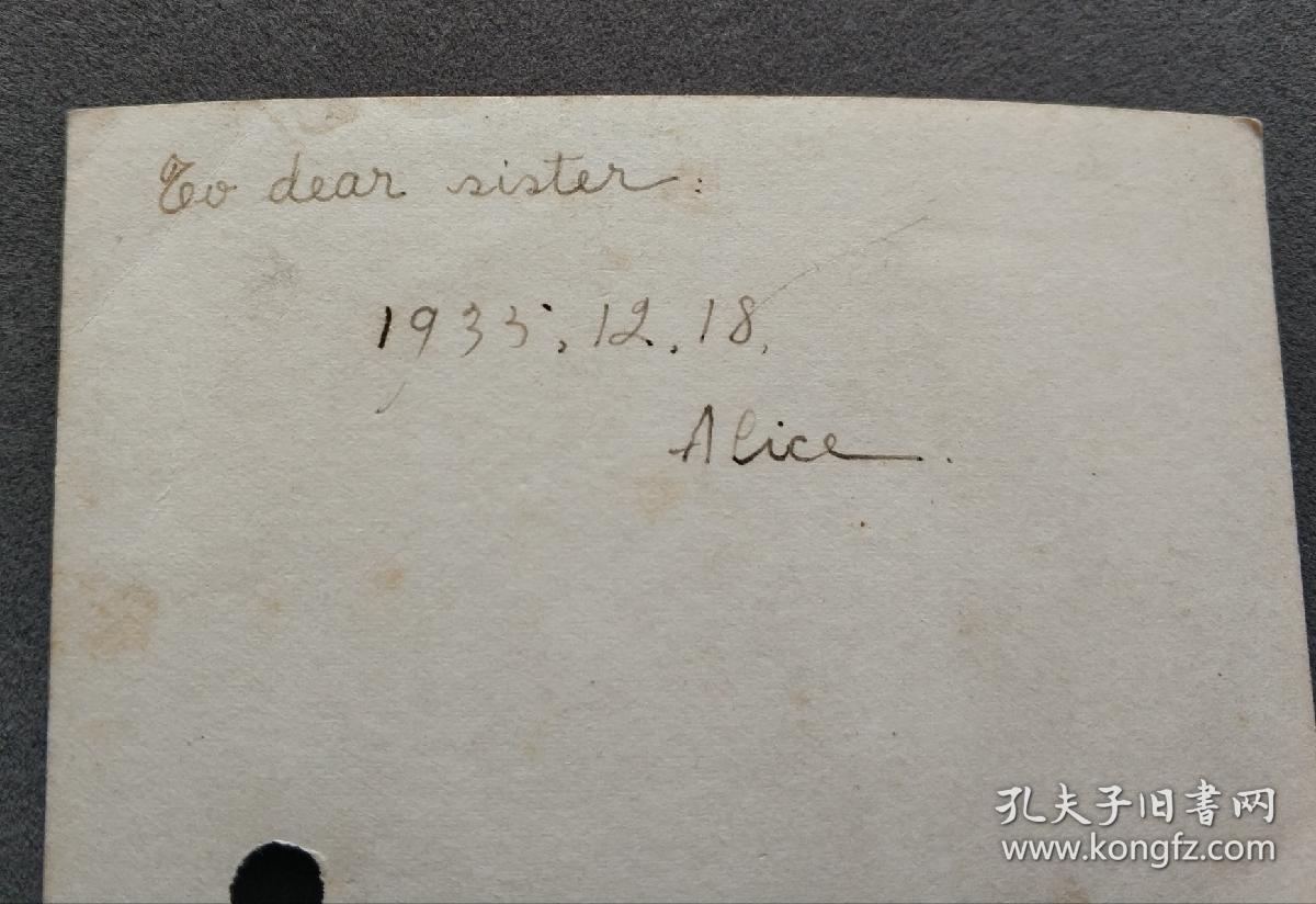 1933年 美女大学生校园内留影照一枚（背有英文签赠）