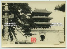 民国时期东北满洲辽宁沈阳奉天北陵隆恩门，建于1643年（清崇德八年），清太宗皇太极和孝端文皇后博尔济吉特氏的陵墓。10.7×7.7厘米， 泛银。