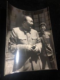 天安门城楼上毛主席和江青合影照片