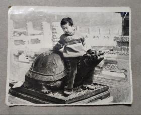 顽童骑在神龟上黑白照片