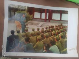 一九五五年，毛主席给警卫战士讲活