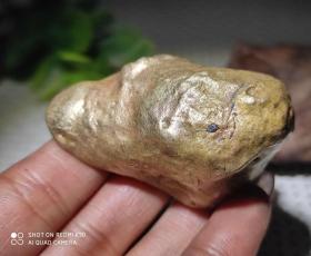 陨石原石，“自然金”陨石原石，“狗头金”陨石原石，独特，“黄金陨石”，密度高，153克重，自然界极为稀有，可遇不可求，沉甸甸的，气印、气孔、熔壳包浆完整，非常特别，石质细腻坚硬，色泽油润，石型完整，气印熔流明显，极为稀有罕见，沁色自然，鬼斧神工，收藏之极品
