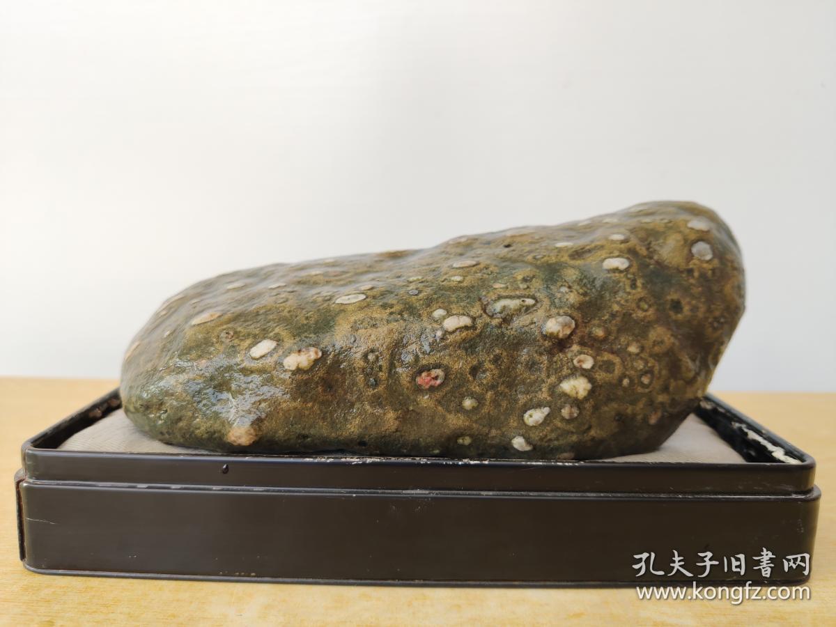 新进洛阳梅花石原石1673“青花瓷”（石型好，自然包浆好）、梅花石原石1677“花香四溢”（底部平坦，可独立摆放）、梅花石原石1764“月明星稀”（构图好，石型好）、新进卫河玫瑰石原石3030（色彩明丽，自然天成，石型完好）、新进卫河玫瑰石原石3035“神像”（惟妙惟肖，自然天成，色彩明丽）（可零售，共5块，每块8元）