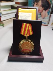 哈汽50周年华诞1956-2006年 纪念章一枚 （纪念章为纯银60.31克/连接环为纯足金0.52克）有证书