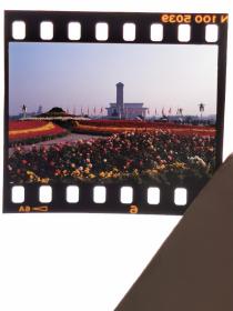 1982年，天安门广场上的人民英雄纪念碑前的孙中山画像彩色反转底片+常州产外封壳