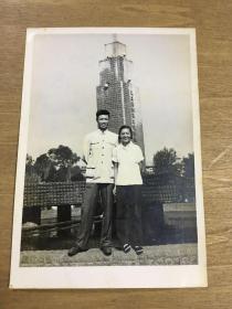 九三胜利节三周年纪念塔留影照片1张 五十年代