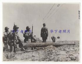 1935年，天津附近，日本军队正在搜寻国民党部队。