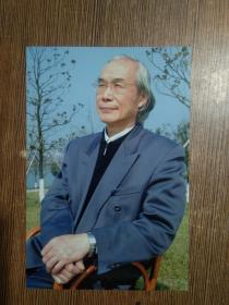 著名指挥家  卞祖善  2006年正月  签名 赠送 彩色照片一幅，卞祖善，1936年生于江苏镇江。1956年由上海音乐学院附中直升本科指挥系，师从杨嘉仁教授。.