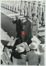 1980年代国家领导人华国锋主席访问日本，和当时日本首相田中角荣一起检阅仪仗队老照片。22.8X15.4厘米