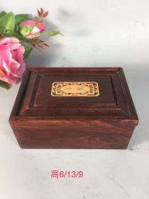 上乘大红酸枝镶嵌黄杨木珍藏版的手饰盒，做工精致，小巧优雅，有收藏价值