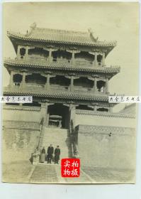 1919年11月东北满洲沈阳奉天故宫凤凰楼，殿前站立者为当时来沈阳投资建厂的法国人与中国买办翻译。10.7X8厘米