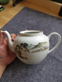 手绘山水瓷壶茶壶瓷器标本有一条冲线没有盖子