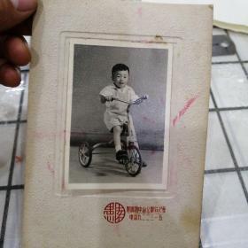 小男孩骑童车照片