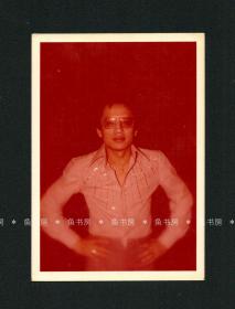 著名摇滚歌手、演员、主持人 高凌风签名照片，台湾原版老照片 ，代表作《冬天里的一把火》