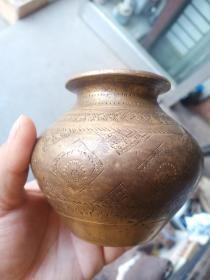 铜的小罐，老的，年代明清，手工錾刻。