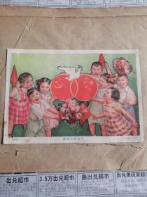 50年代年画  庆祝中苏友好，孩子们参观拖拉机，帮助军属老大娘，孩子爱鸽子，课余牧阳图，排排坐吃果果，新造的大轮船开来了（七张）名家所作