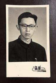 1965年，穿中山装戴眼镜知识青年（汉口品芳照相馆）