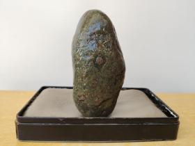 新进洛阳梅花石原石1749“青山生金钱”（包浆好，石型好）、雪花石原石1755（色彩、图案都美，磁性强，养生保健效果好）、荷花石原石1771（石型好）、卫河原石5356“雪山”（画面纯净，层次分明，石型完好）、卫河玫瑰石原石5359“梅”（梅花盛开，梅枝婀娜，错落有致，镶嵌石上）（店庆大酬宾，可零售，共5块，每块5元）