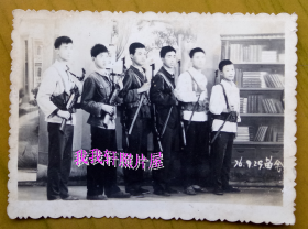 老照片：民兵们，背着枪，在照相馆合影。1976年。时代特色浓。【桐阴委羽系列】