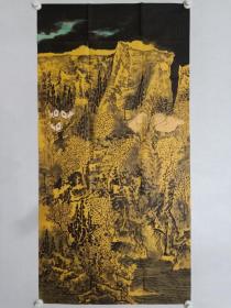 保真书画，吉林名家，张哲珠四尺整纸山水画一幅138×69.5cm（用的勾金龙纹宣纸）。现为中国美术家协会会员、中国中国画学会会员、吉林省美协理事、吉林省中国画学会理事、吉林省书画院特聘画家、阿里郎书画院院长。先后进修于中国国家画院、中国艺术研究院、韩国美术人协会客座教授、当代少数民族实力派艺术家。