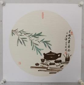 【真迹字画】《千秋大业一壶茶》荆利斌 字 洪峰 1959年生于辽宁省葫芦岛市，现为中国美术家协会会员；中国国画家协会常务理事；建设部美苑书院副院长、中国画创作部主任；中国草笔书画研究院副院长；澳门彩墨画研究院教授。毕业于中国艺术研究院研究生院第四届中国画名家班；师承原北京画院长，著名画家刘春华先生，作品多次参加全国性大型展览并获奖。