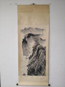 仿古山水画，尺寸品相如图
编号061630仿古花鸟画，大四尺中堂画，手绘画，画工精细
作者：钱松嵒
材质：宣纸 
装裱尺寸：208×86cm 
画芯尺寸：135×64cm