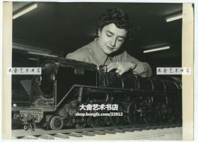 1954年法国巴黎模型展上的火车机车模型老照片。21X15.1厘米