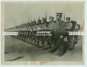 1922年5月直奉大战，吴佩孚军队与张作霖军队东北军士兵在北京附近交战，士兵列队整齐，装备精良。21.3X16.4厘米