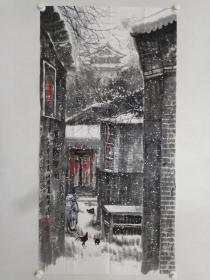 保真书画，路海艇四尺整纸《北京胡同飘雪图》国画佳作一幅137×70cm。路海艇，先后就读于解放军艺术学院，解放军政治学院，天津美术学院。现为全国公安美术家协会理事，北京市公安文联书画专业委员会副主任，中华诗词学会会员，中国楹联学会会员，北京老舍研究会会员。