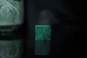 【保真！ 品种石 广东绿印章石料 色泽一流 品好无裂 质地细腻 石性稳定 难得佳品 照片不好 实物漂亮】【尺寸 长2.9宽0.8高2.8cm】 【好东西会说话，何须用托来顶价，本店满百包邮挂】