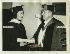 1938年中华民国驻美国大使王正廷的女儿王玉馥在美国乔治华盛顿大学获得艺术学学士学位，典礼上其从校长手中接过学位证书老照片，21.5X16.6