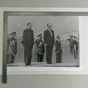 稀缺，大照片〈30.7㎝×23.2㎝〉~1978年华国锋主席访问伊朗，巴列维国王陪同华主席检阅仪仗队