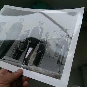 稀缺，大照片〈30.7㎝×23.2㎝〉~1978年华国锋主席访问伊朗，巴列维国王陪同华主席检阅仪仗队