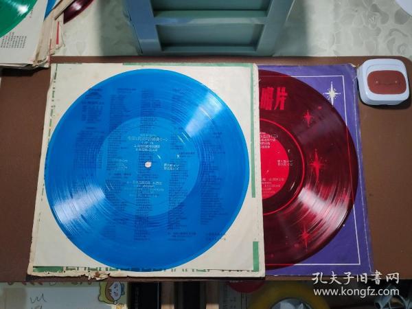 大薄膜唱片：DB—0054 0055   电影《阿诗玛》选曲（一、二） 序曲 姑娘们踩麻在湖旁 长湖水清又凉 一朵鲜花鲜又鲜 惜别 花儿啊请你给我带个话 等10首歌曲        有封套有歌词共2张合售      CP：BM020