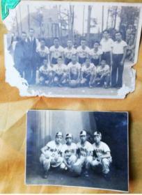1943年南京沦陷区。南京三民中学/足球队老照片二张。背面有军人在围观。