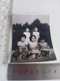 早期老照片，五个小朋友