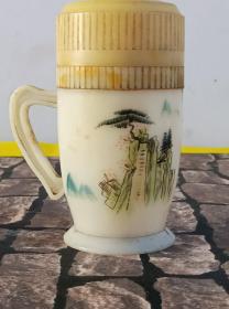 下乡收到五十年代手绘山水塑料杯一个，包老保真，保存完整带原盖，尺寸如图！