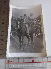 黑白老照片 ，骑马的女人