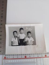 黑白老照片，三个小男孩1972