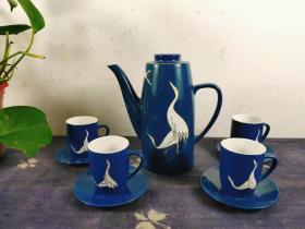 蓝釉双鹤描金茶具一套。品相一流。完整无缺。造型别致。品相一流。包老保真