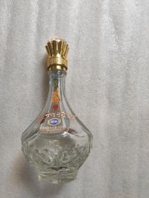 玻璃酒瓶（泸州特酿，瓶盖是塑料的 ）