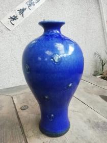 祭蓝釉点花斑彩窑变梅瓶，高23cm，口径5cm，通体蓝釉，点花斑装饰，窑变流淌漂亮，底露胎，近底足处有粘沙，颈部有缩釉点，釉水肥，釉面润，海捞瓷，个见到宋。