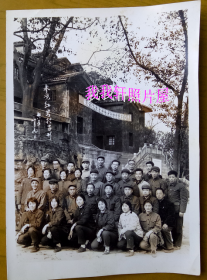 老照片：1978年，参观重庆红岩村，有“敬爱的周恩来总理永远活在我们心中！”横幅