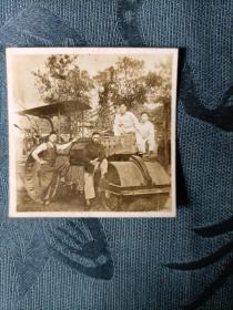 民国老照片 压路工程车上的工程员1948年10月