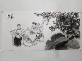 保真书画，张向钧四尺整纸人物画一幅69×137cm画心边有开口，左下有一点黄污。张向钧，现为中国美术家协会会员、广东画院签约画家、广东省中国画学会副秘书长、国家文化部中外文化交流中心国韵文华书画院特聘画家、中央文史馆书画院南方分院特聘画家，珠海市古元美术馆研究策划部主任、珠海画院画家、珠海市美协中国画艺委会副主任。作品曾十一次参加中国美协主办的全国性画展，出版多册作品集。