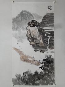 保真书画，张向钧四尺整纸山水画一幅137×70cm。张向钧，现为中国美术家协会会员、广东画院签约画家、广东省中国画学会副秘书长、国家文化部中外文化交流中心国韵文华书画院特聘画家、中央文史馆书画院南方分院特聘画家，珠海市古元美术馆研究策划部主任、珠海画院画家、珠海市美协中国画艺委会副主任。作品曾十一次参加中国美协主办的全国性画展，出版多册作品集。