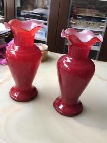 五十年代红色玻璃花瓶一对！！高21厘米，直径10厘米！！！！！！！