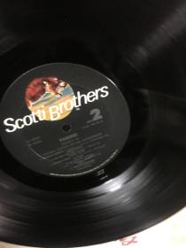 原版外文黑胶唱片   SCOTTI BROTHERS  运费一律请选快递，以图为准